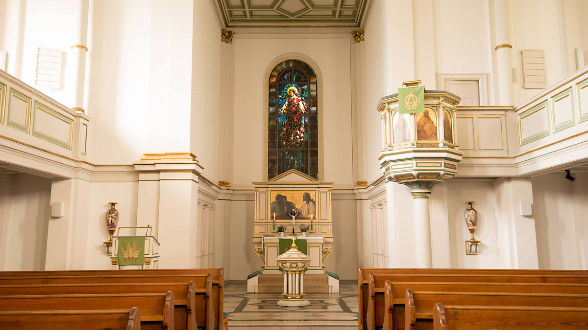 Blick auf den Altar der Emmauskirche Freital-Potschappel
