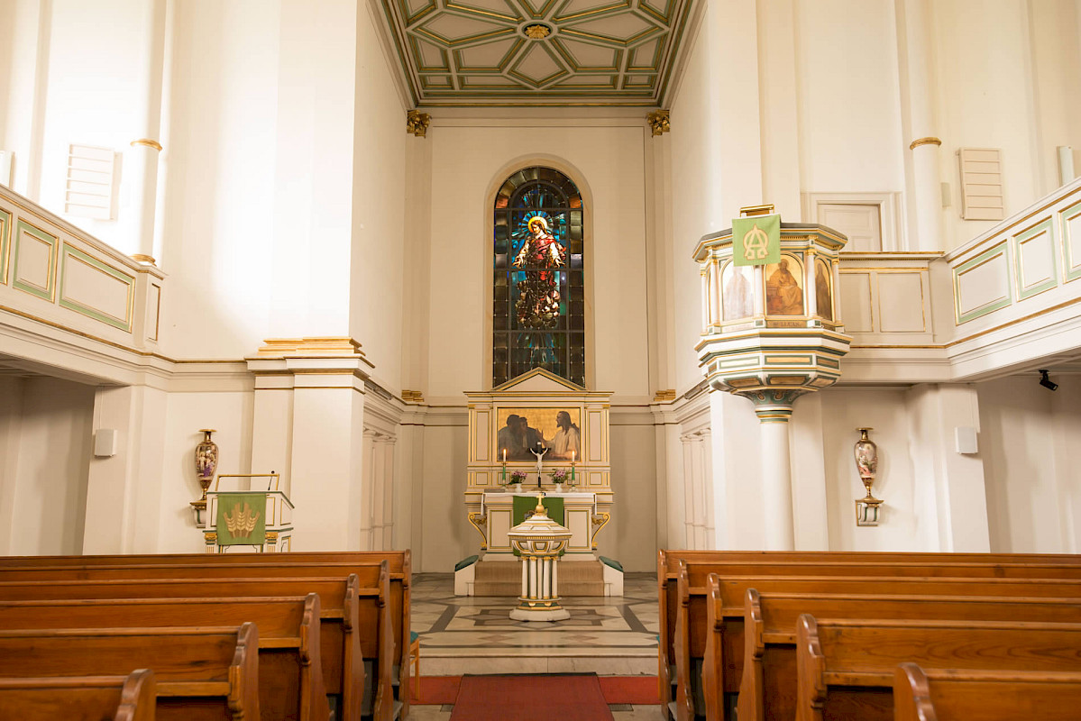 Blick auf den Altar der Emmauskirche Freital-Potschappel